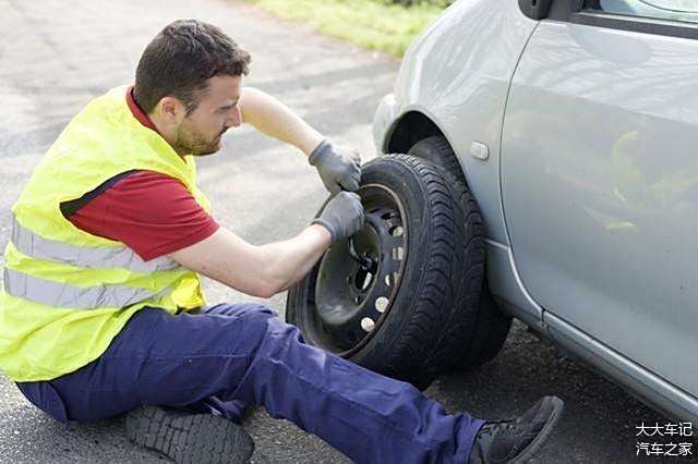 高速上爆胎怎么办打什么电话_车胎高速上爆了怎么办_高速上爆胎扣分吗
