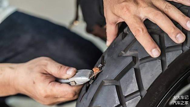 车胎高速上爆了怎么办_高速上爆胎怎么办打什么电话_高速上爆胎扣分吗